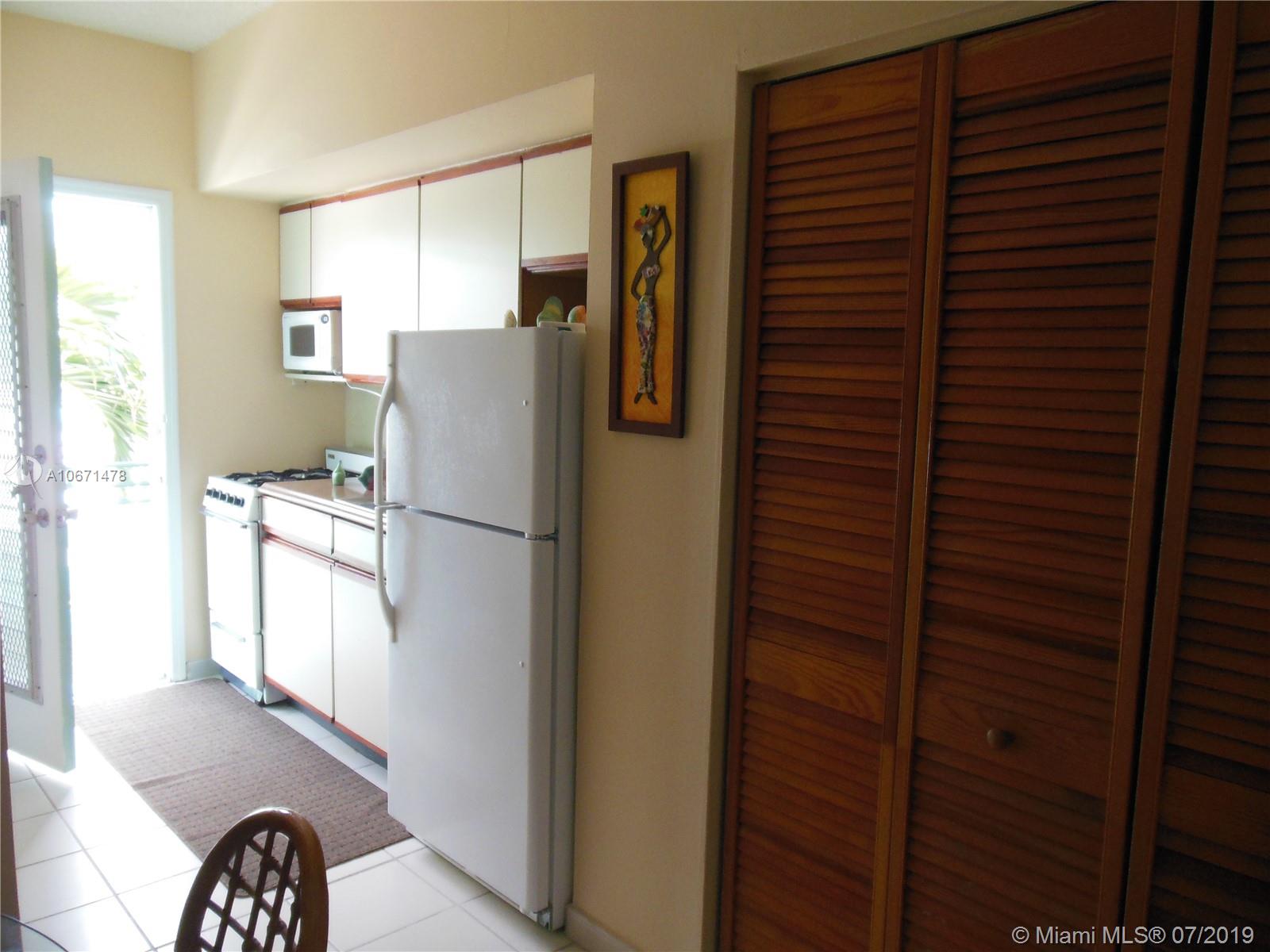 Miami Beach, FL 33141,6494 Collins Ave #34