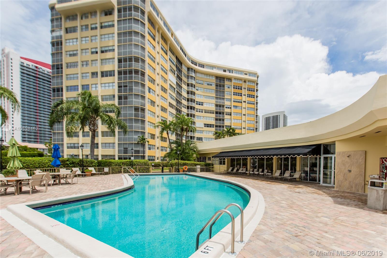 Hallandale Beach, FL 33009,100 Golden Isles Dr #810