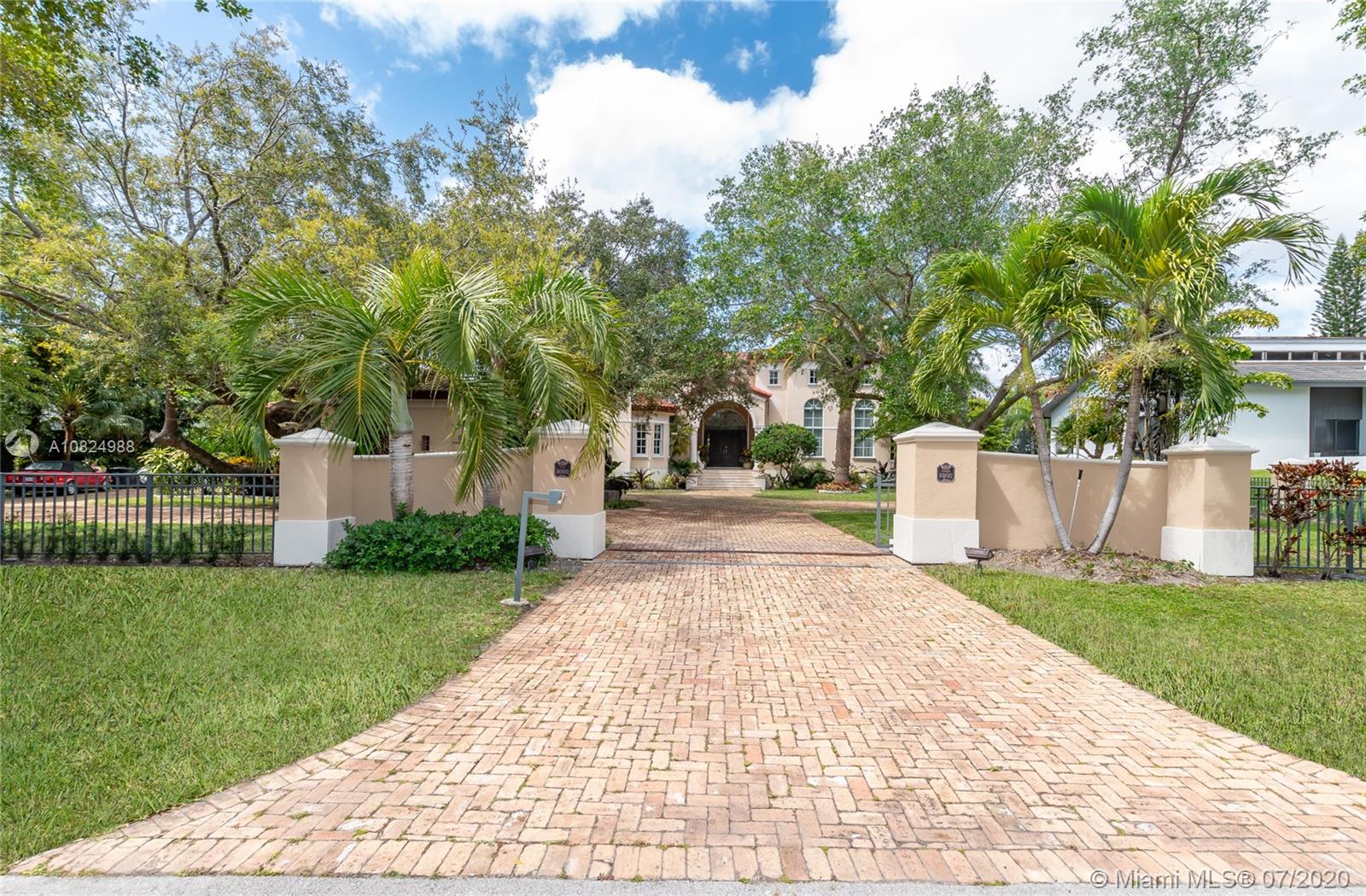 Photo 1 of 8000 Los Pinos Cir in Coral Gables - MLS A10824988