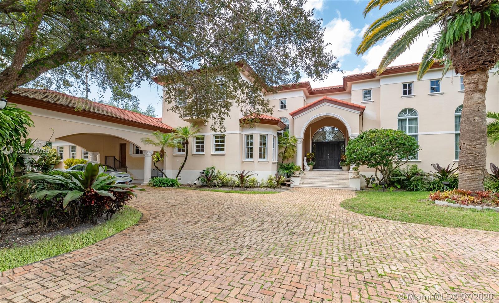 Photo 2 of 8000 Los Pinos Cir in Coral Gables - MLS A10824988