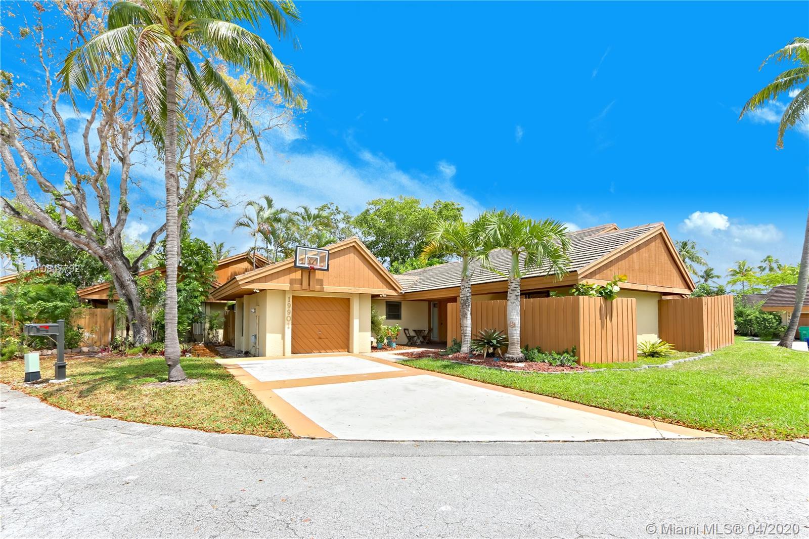 19901 NE 10th Place Way, Miami, FL 33179