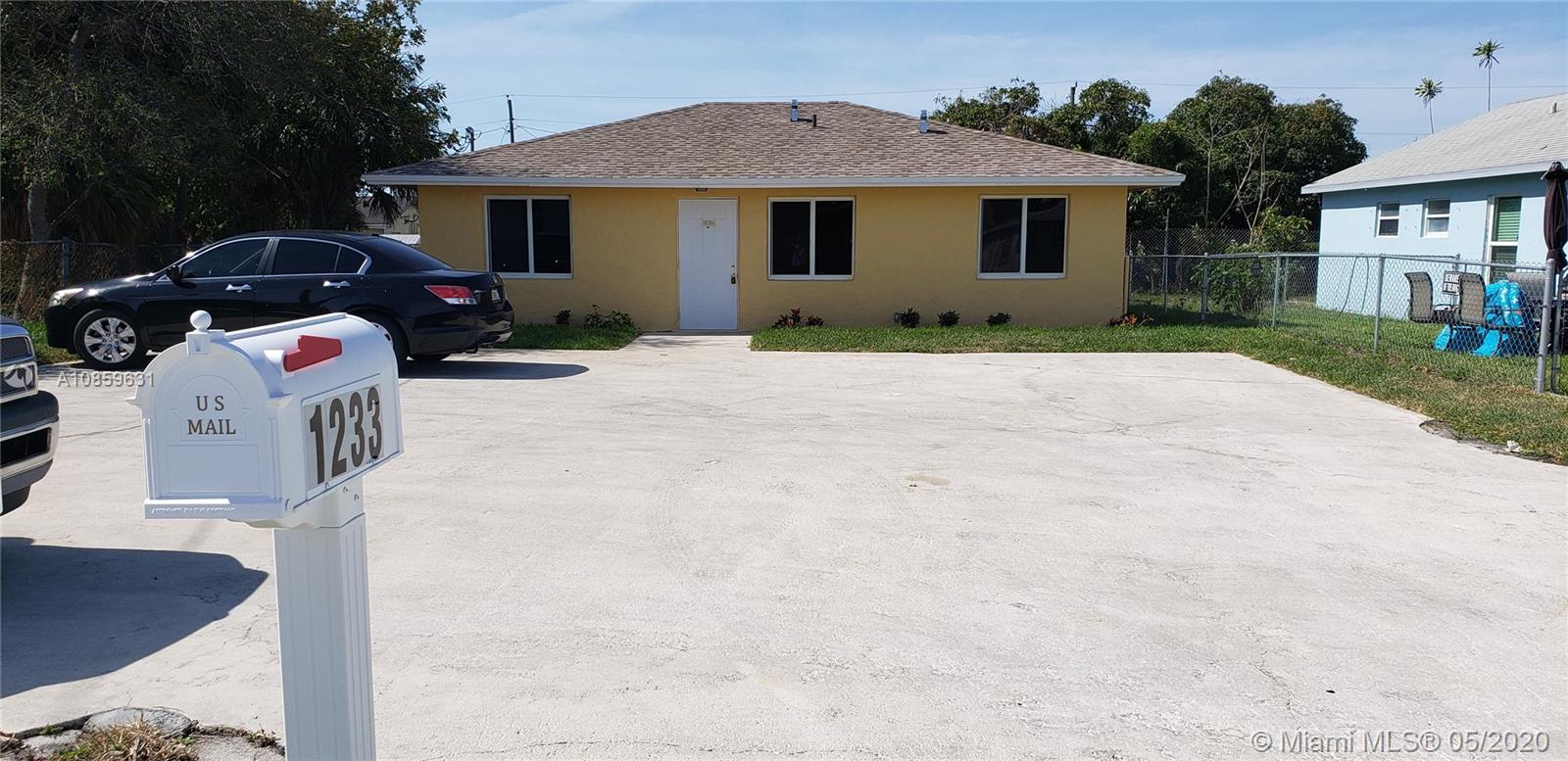 1233 W 34th St, Riviera Beach, FL 33404