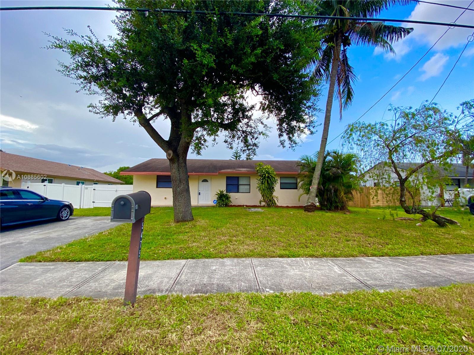 5475 SW 42nd St, Davie, FL 33314