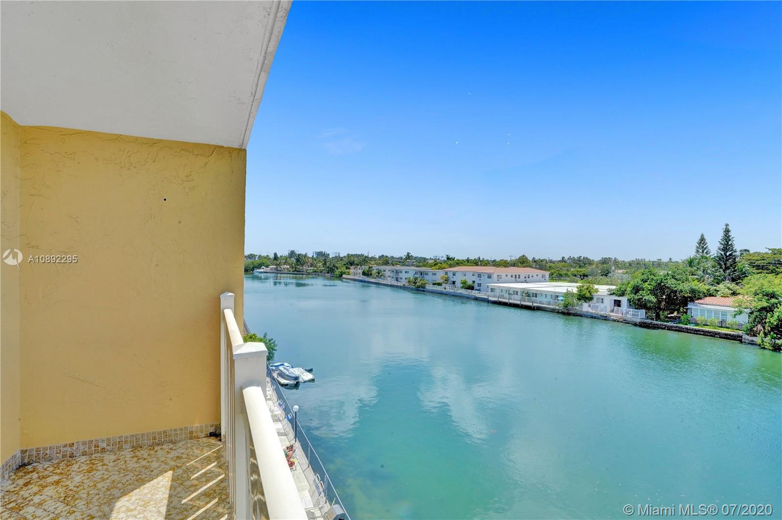 Miami Beach, FL 33141,7900 Tatum Waterway Dr #405