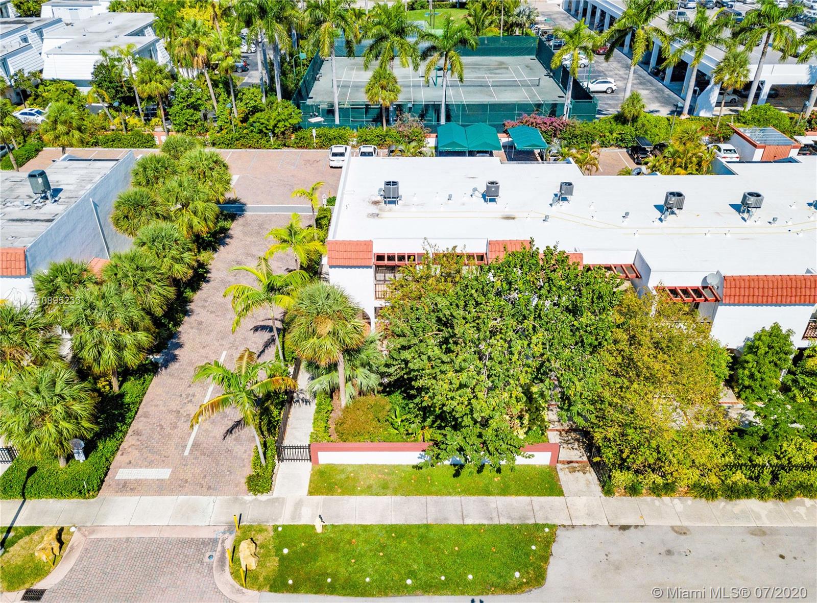 Key Biscayne, FL 33149,425 Grapetree Dr #201