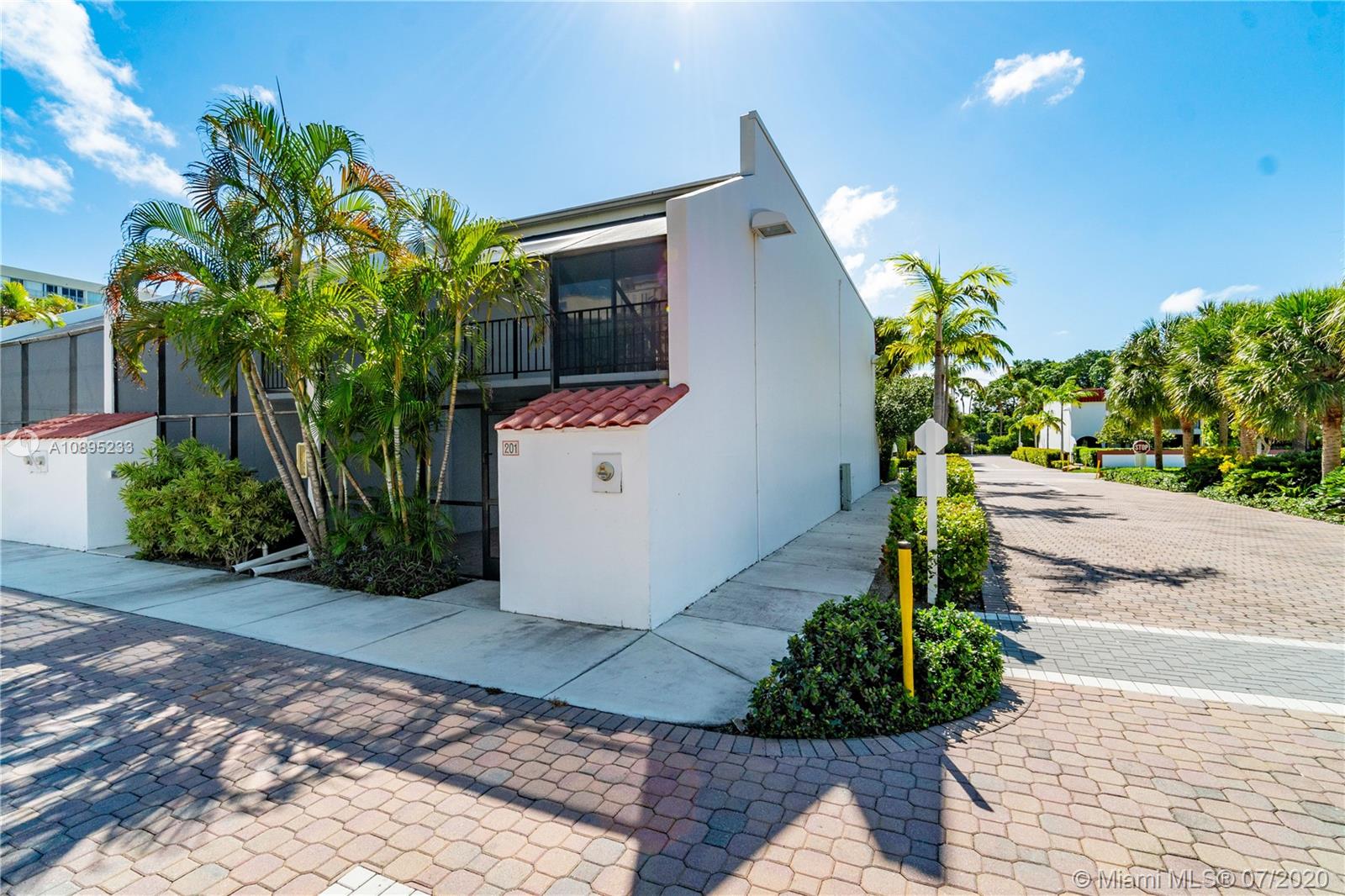 Key Biscayne, FL 33149,425 Grapetree Dr #201