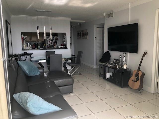 8145 NW 7th St #522, Miami, FL 33126