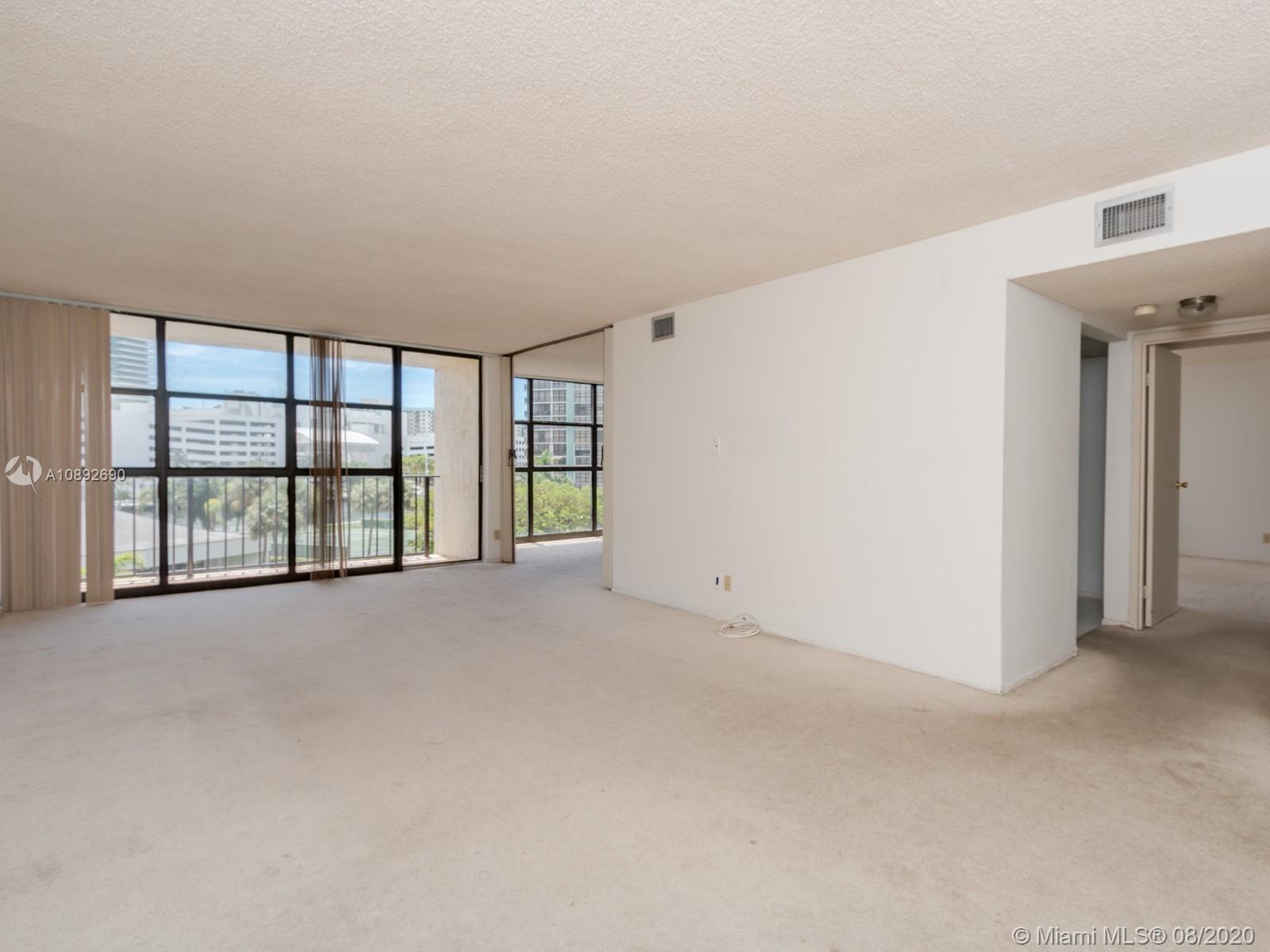 Hallandale Beach, FL 33009,600 Parkview Dr #428