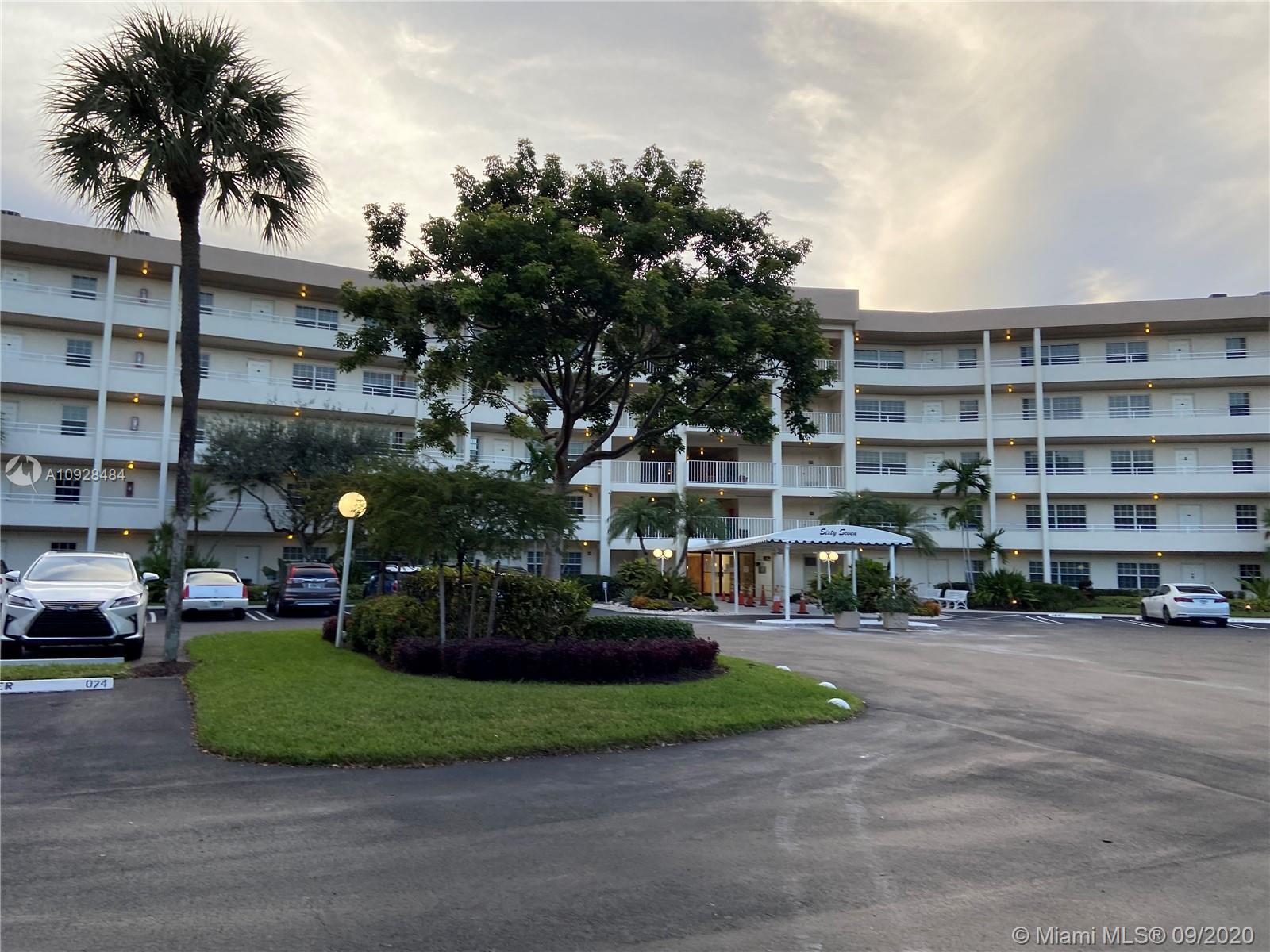 Pompano Beach, FL 33069,555 Oaks Ln #403