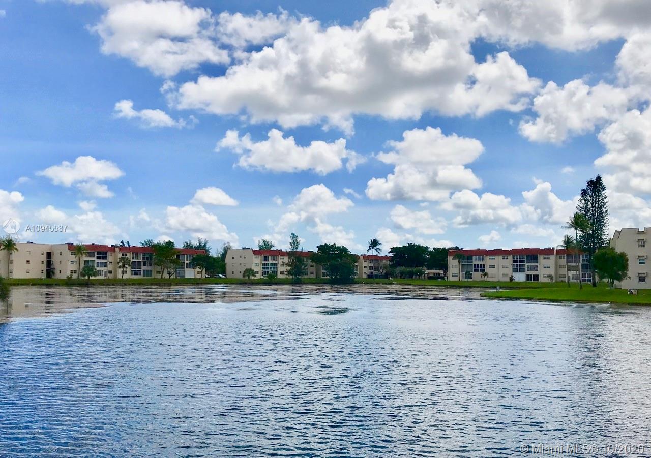 Sunrise, FL 33322,8080 N Sunrise Lakes Dr #207