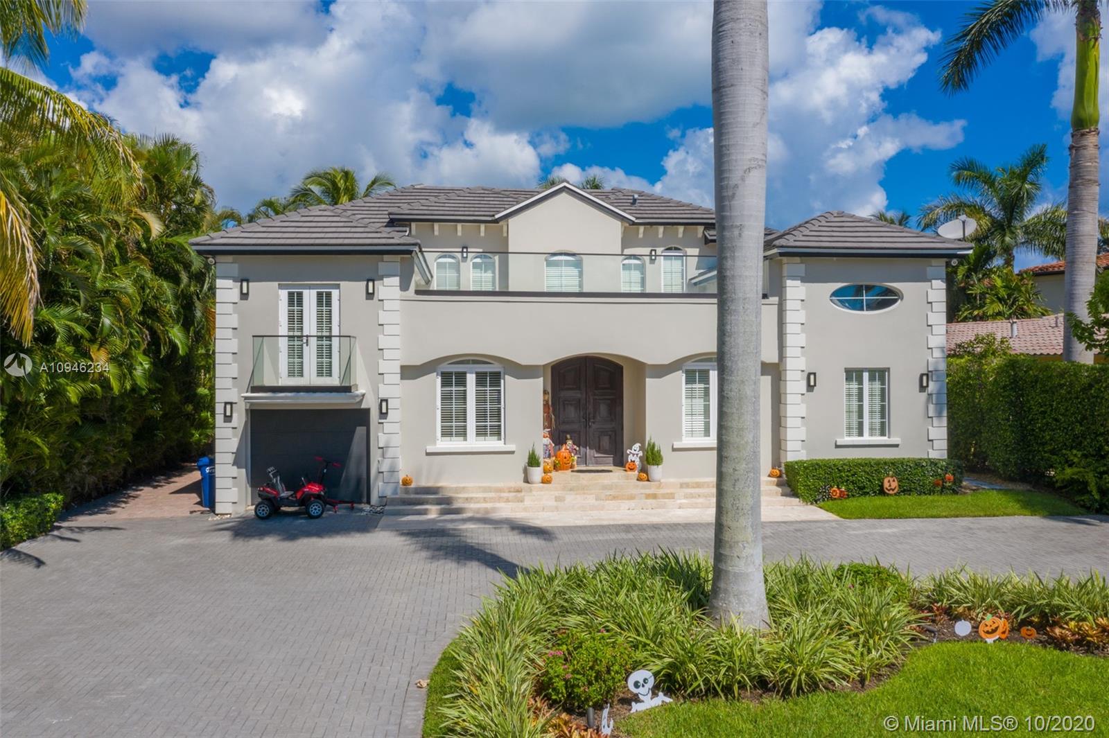 Photo 2 of 520 Parkway Pkwy in Golden Beach - MLS A10946234