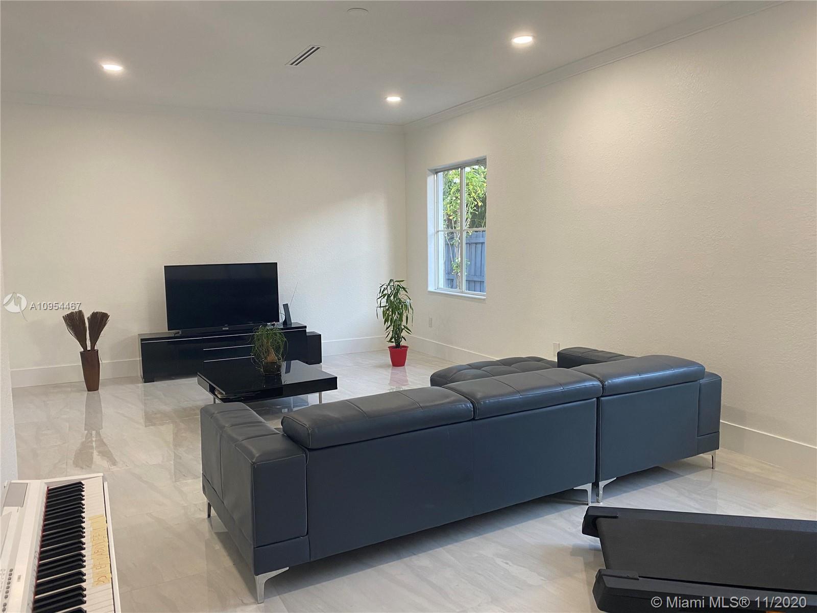 Photo 2 of 16561 77th Pl in Miami Lakes - MLS A10954467