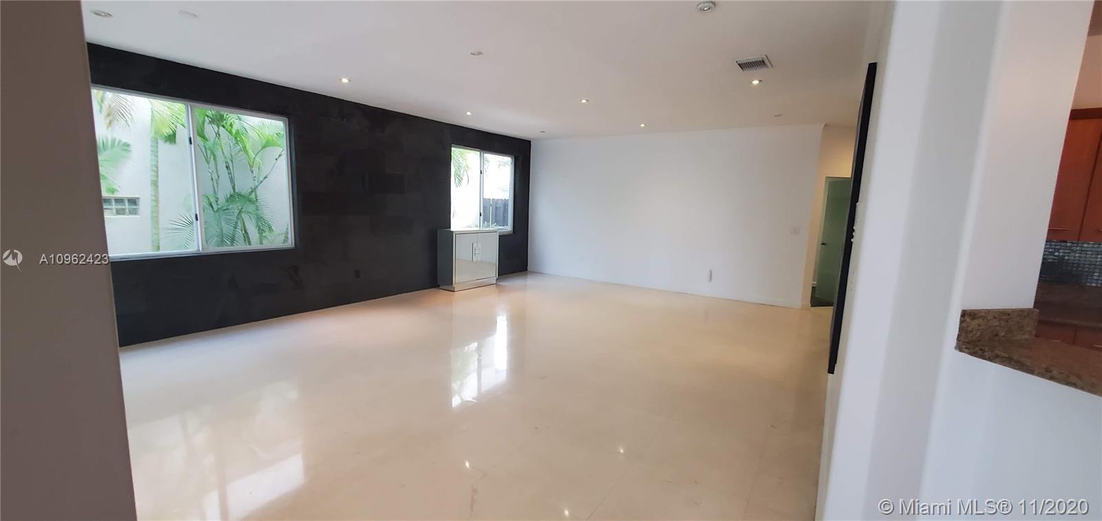 Photo 2 of 11321 46th Ln in Doral - MLS A10962423