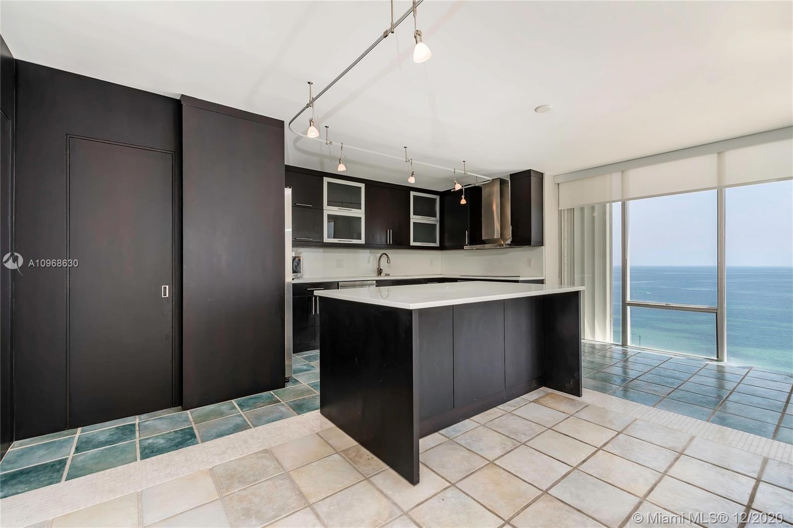 Key Biscayne, FL 33149,881 Ocean Dr #14G