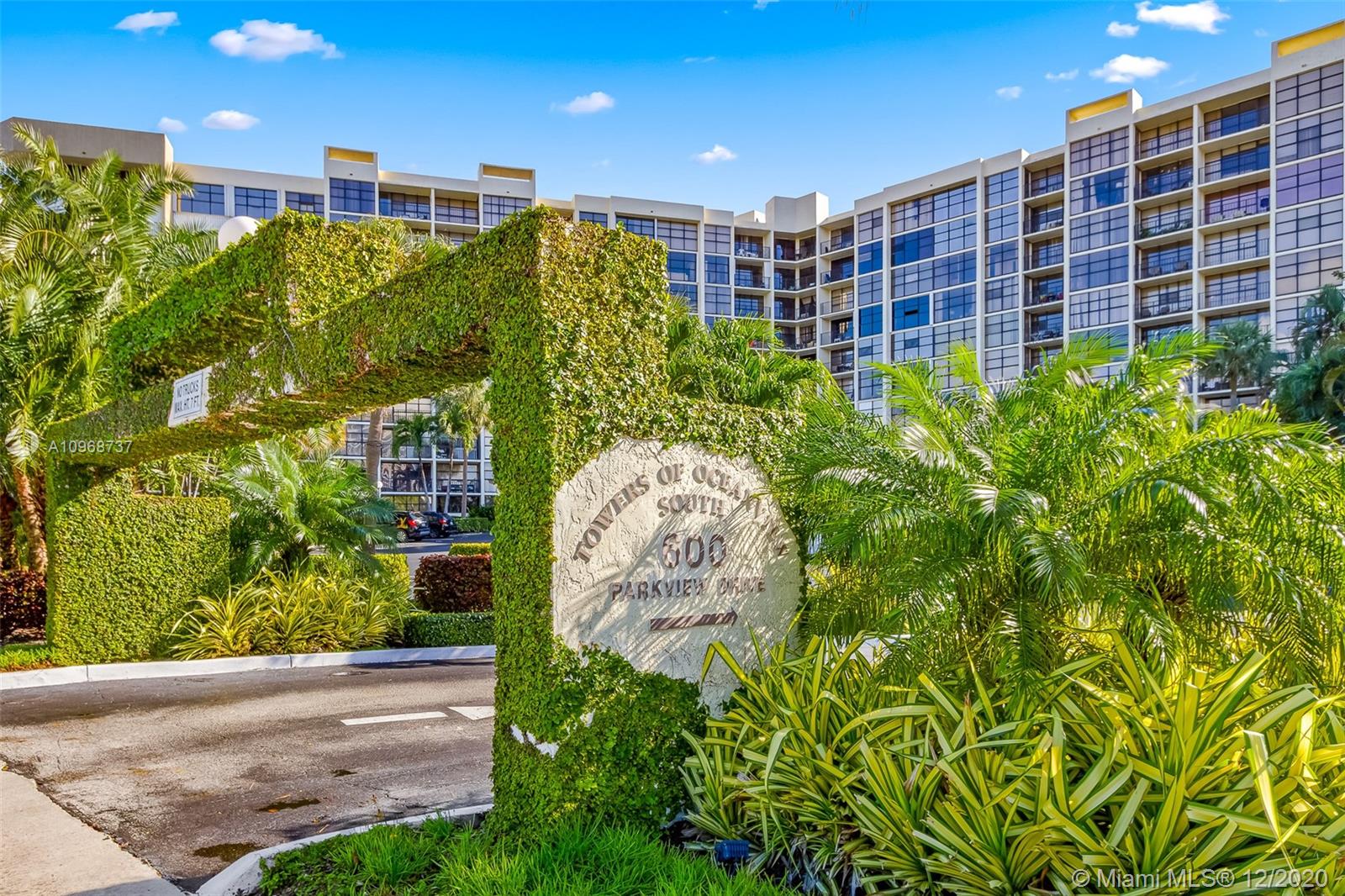 600 Parkview Dr #427, Hallandale Beach, FL 33009