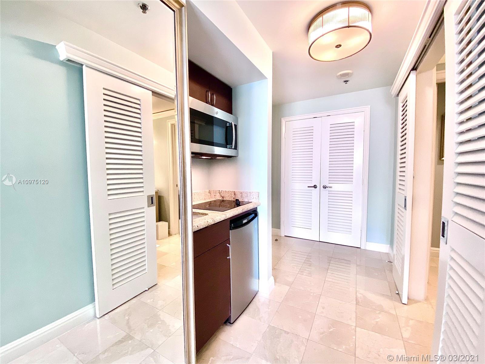 Key Biscayne, FL 33149,455 Grand Bay Dr #816