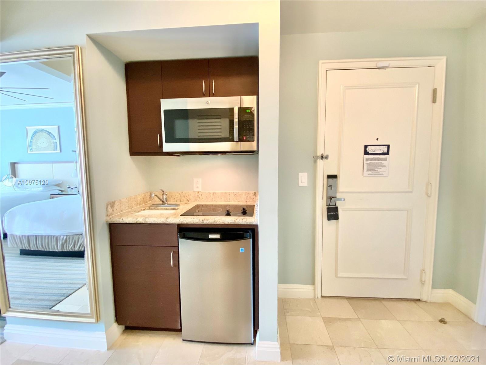 Key Biscayne, FL 33149,455 Grand Bay Dr #816