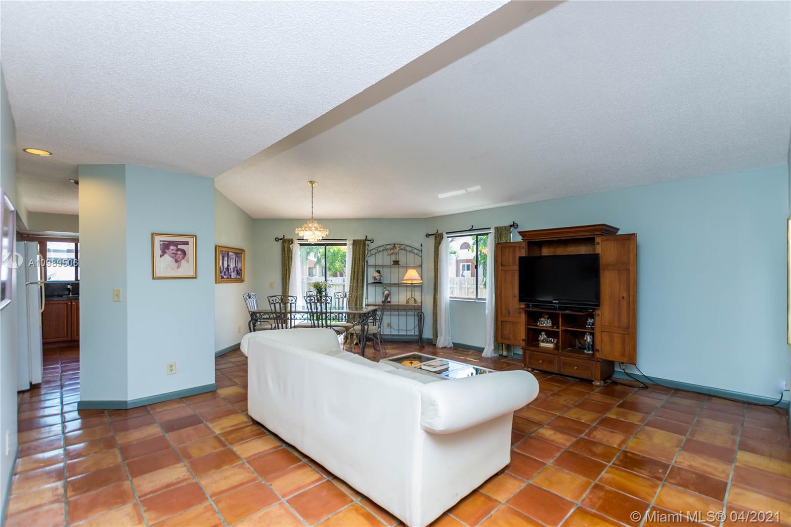 961 SW 109th Ave, Pembroke Pines, FL 33025