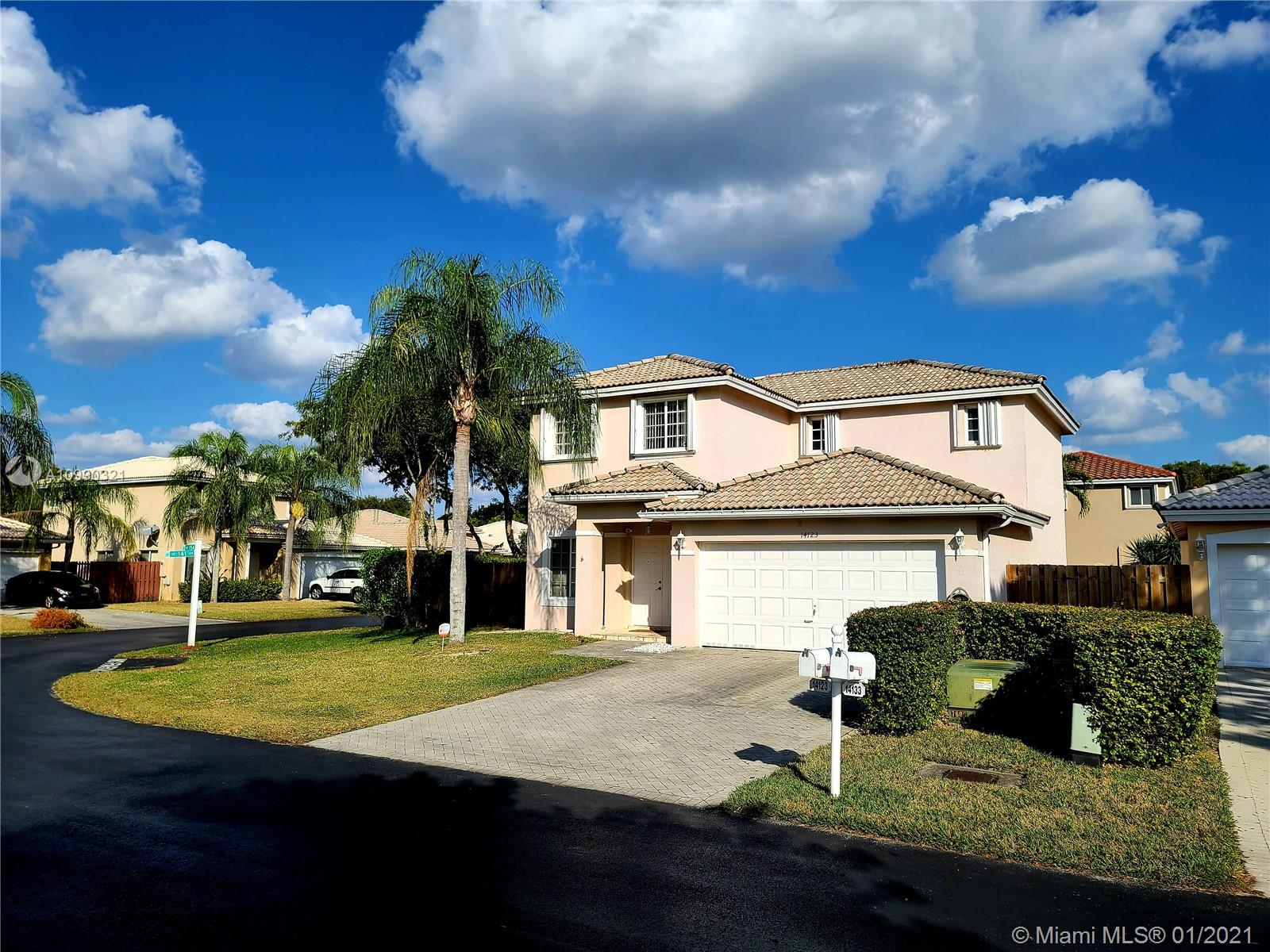 Casas con Piscina en Kendall. En Venta, Comunidad, Vecindario