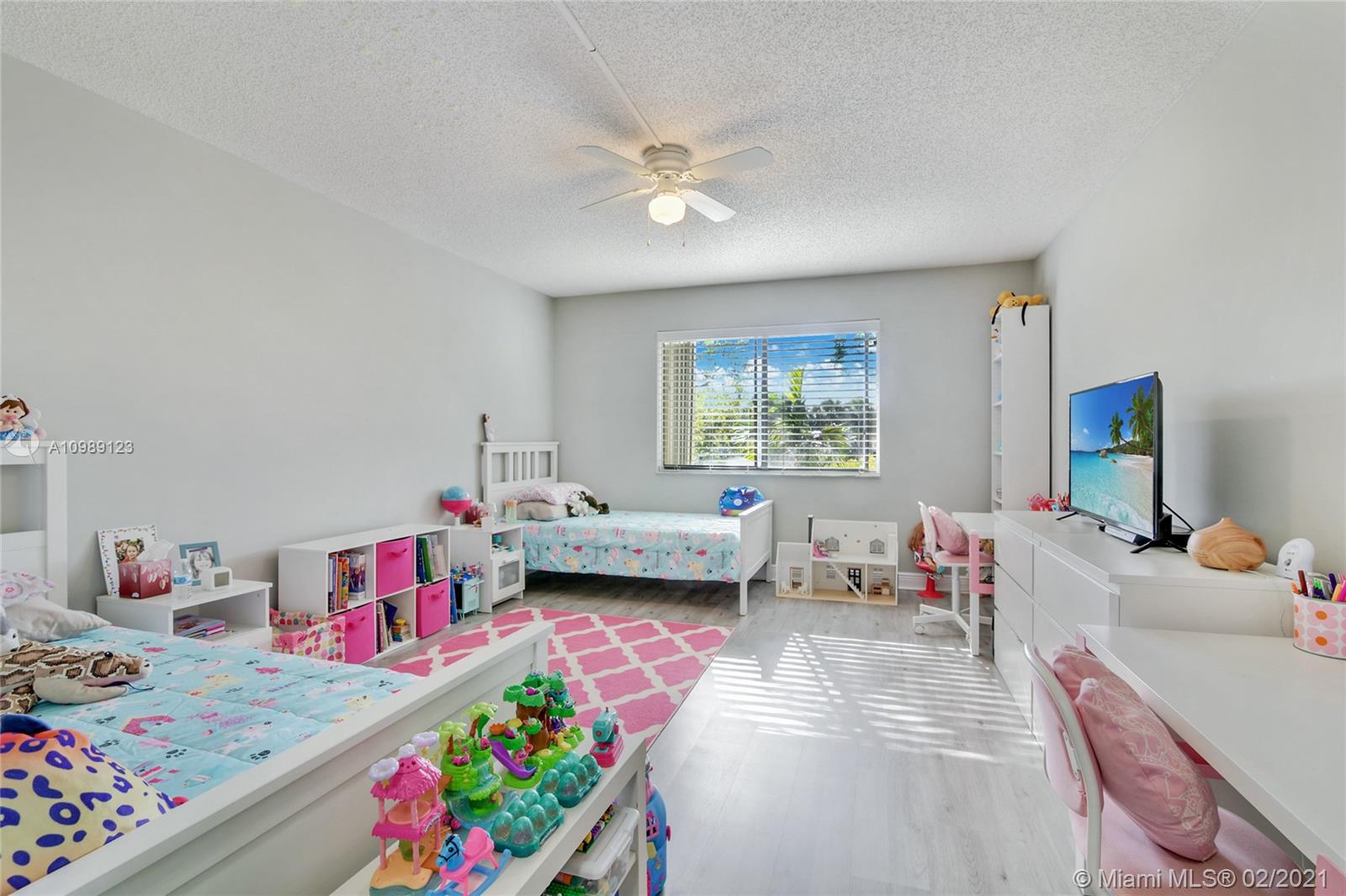 Weston, FL 33326,412 Lakeview Dr #202