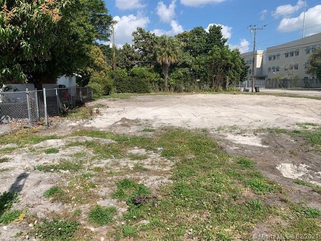 North Miami, FL 33161,695 NE 135th St