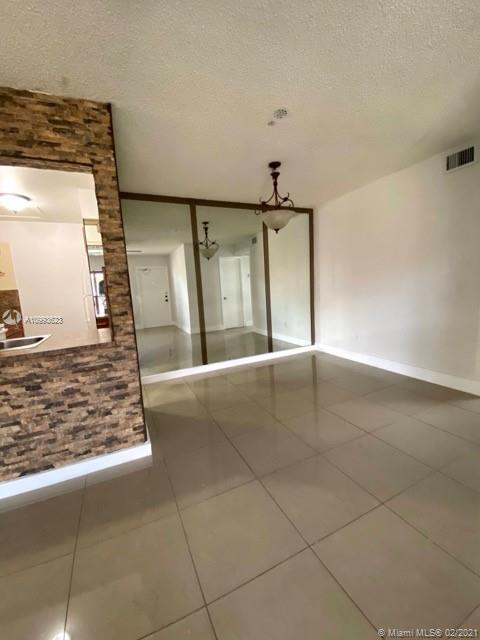 Hialeah, FL 33016,2615 W 67th Pl #21-11