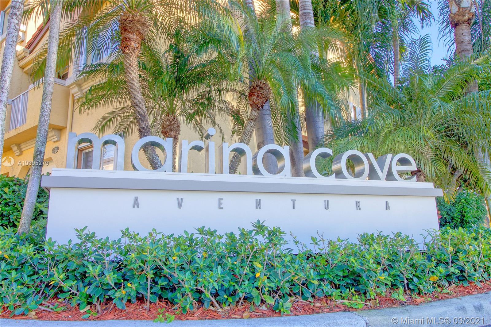 Aventura, FL 33180,21388 Marina Cove Cir #13G