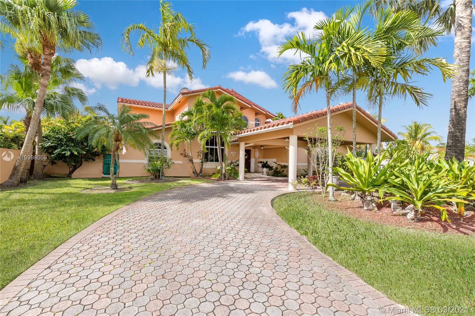 Casas con Piscina en Kendall. En Venta, Comunidad, Vecindario