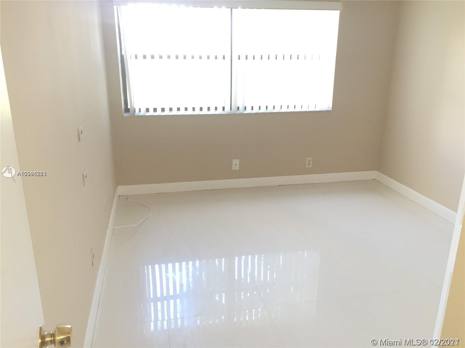 Weston, FL 33326,220 Lakeview Dr #209