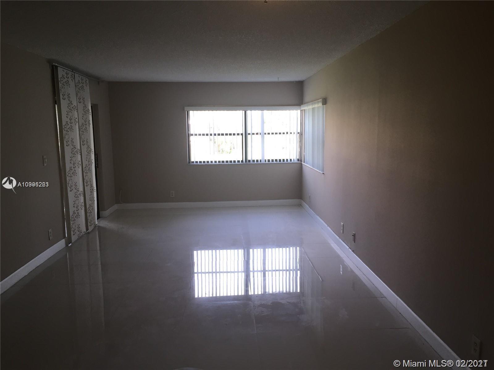 Weston, FL 33326,220 Lakeview Dr #209