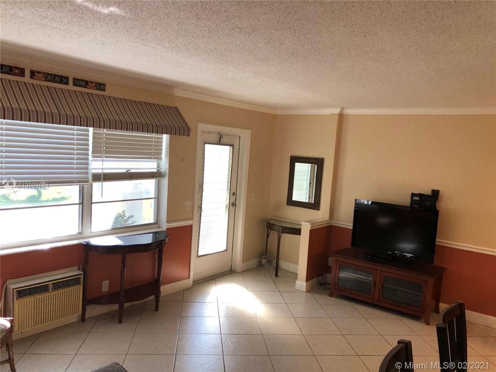 West Palm Beach, FL 33417,220 Camden J #220