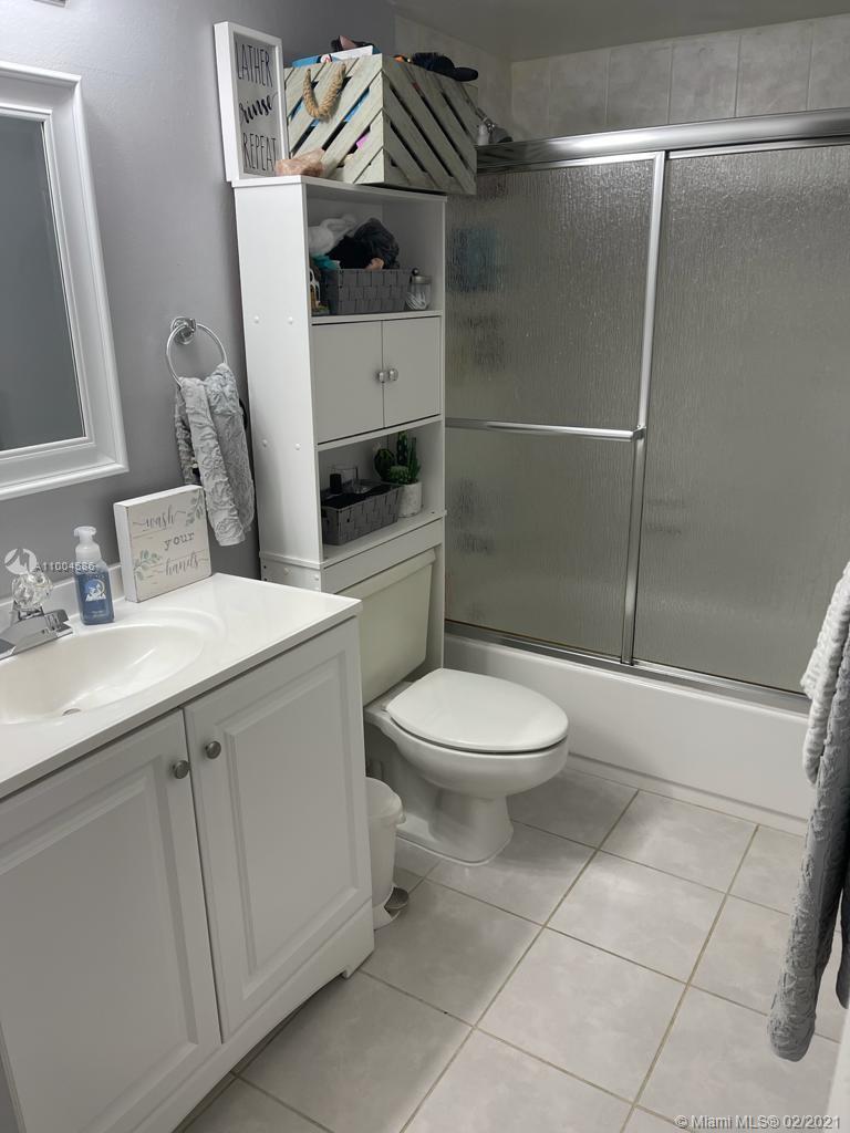 Weston, FL 33326,161 lakeview Dr #102