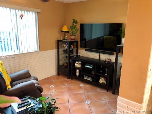 Pembroke Pines, FL 33023,6812 SW 10th St