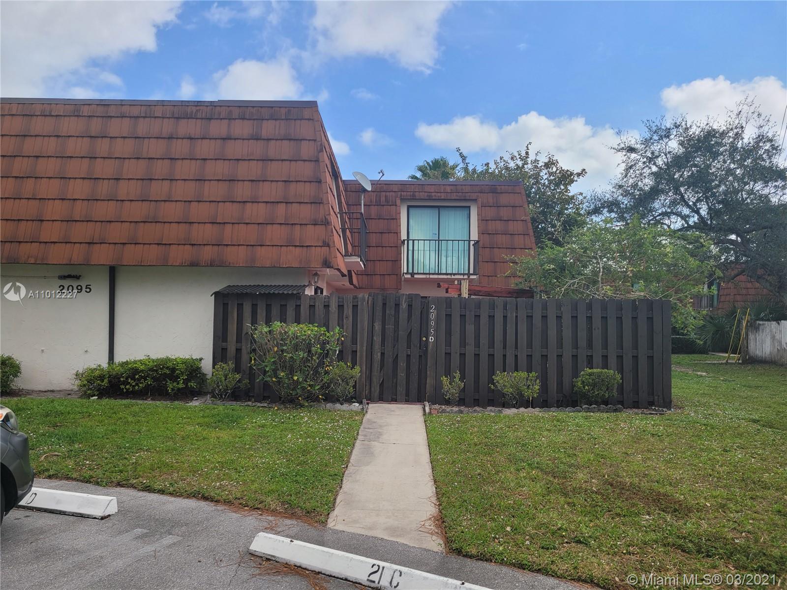 2095 White Pine Cir #D,  Green Acres,  FL 33415