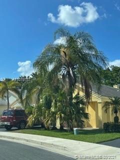 Davie, FL 33328,8806 Lake Park Cir N