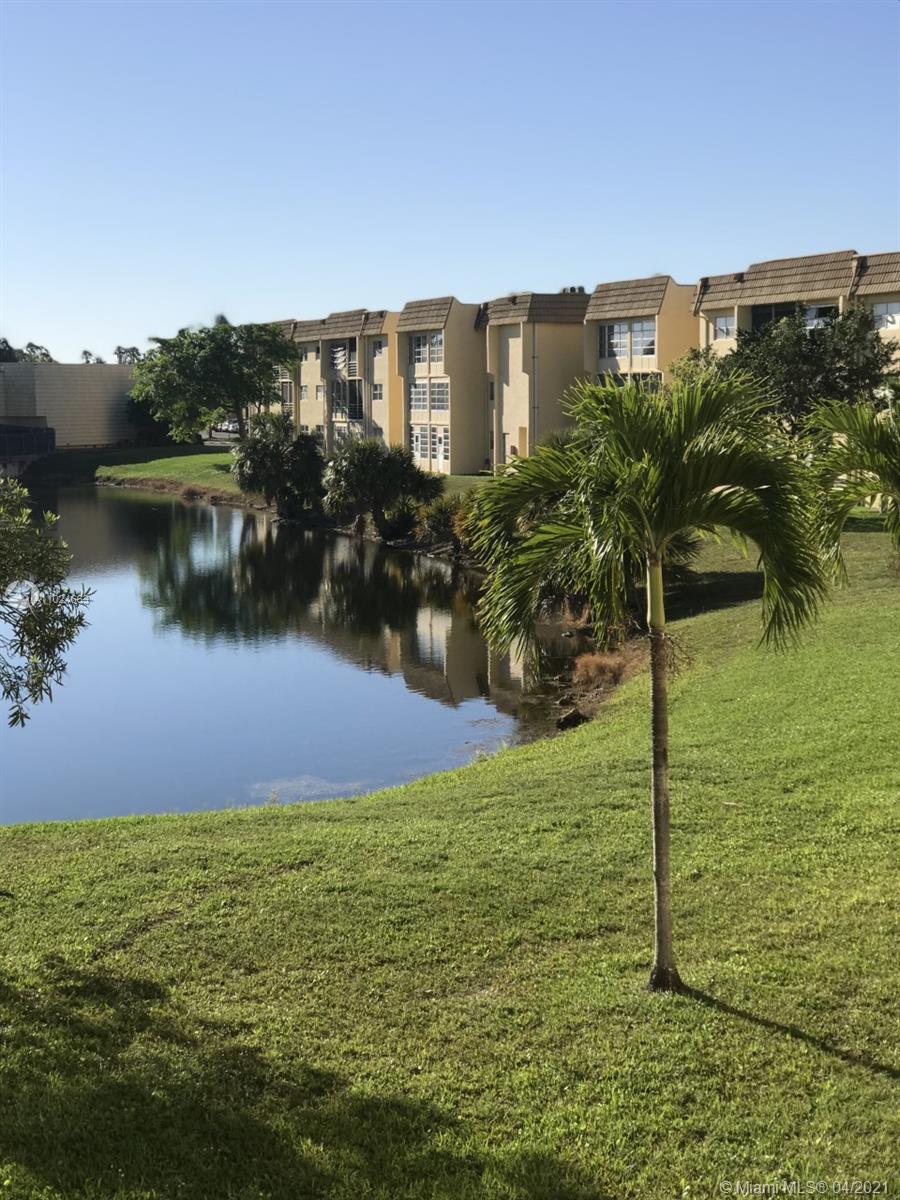 Sunrise, FL 33322,8220 Sunrise Lakes Blvd #305