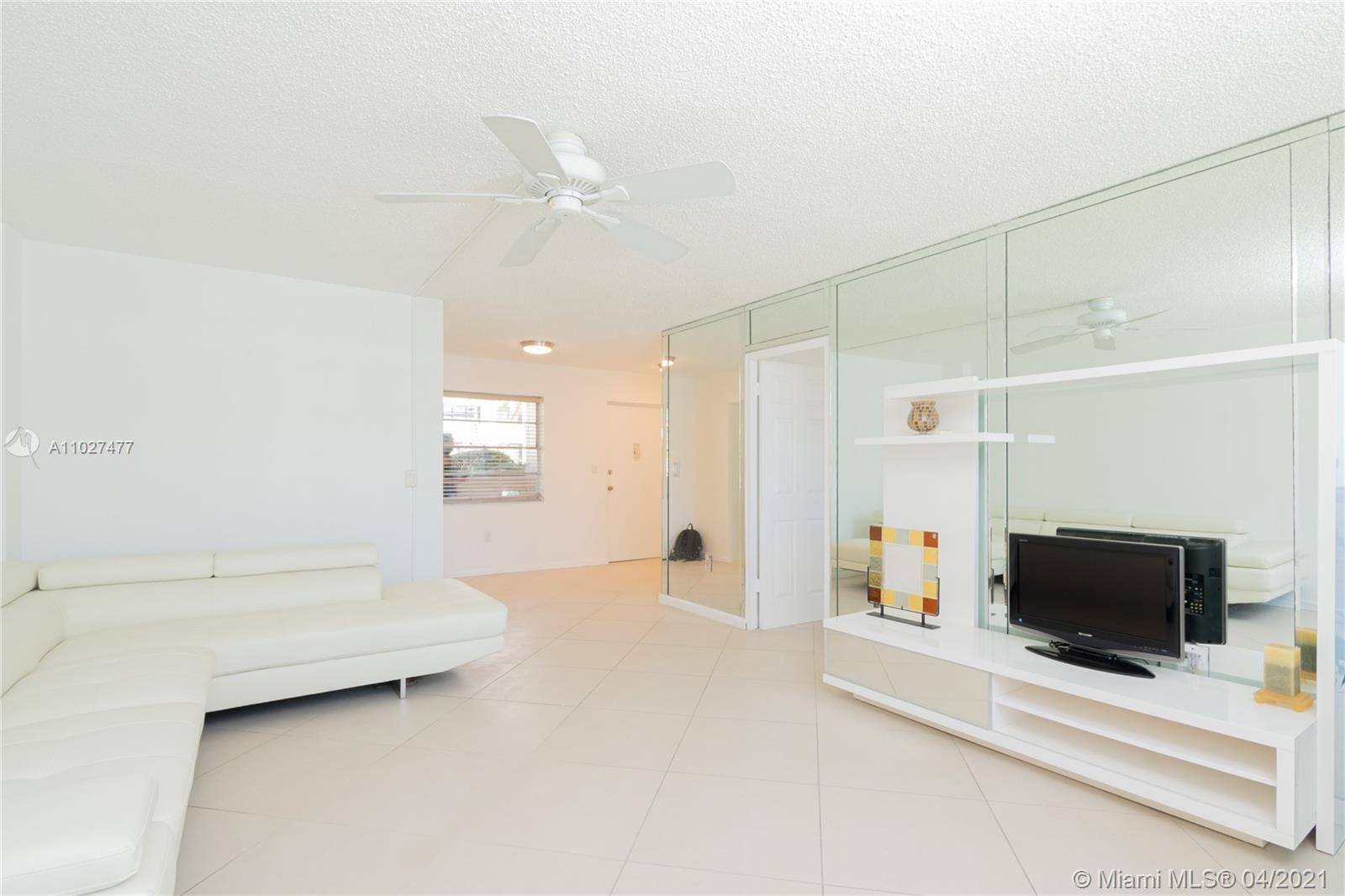 Sunny Isles Beach, FL 33160,220 KINGS POINT DR #105