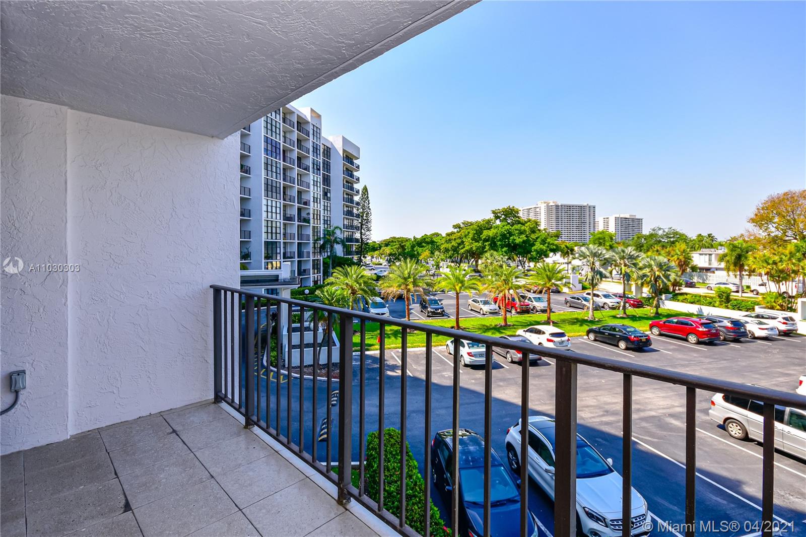 1000 Parkview Dr #307, Hallandale Beach, FL 33009