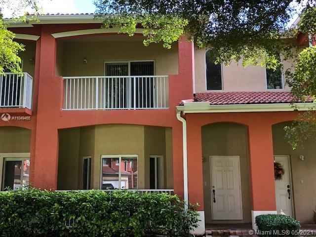 VERY NICE 2 BR/ 2.5 BA TOWNHOME W/ GARAGE LOCATED ON WALKING PARK. WELL MAINTAINED AND FEATURES GRANITE COUNTERS, WALK-IN CLOSETS, LARGE MASTER SUITE W/ ROMAN TUB & DUAL SINKS IN BATHROOM, CEILING FANS IN BOTH BEDROOMS. HOA FEE INCLUDES; ROOF, BUILDING INSURANCE, RESERVES, ATT UVERSE CABLE & INTERNET, SECURITY, GATED ENTRANCE, COMMUNITY POOL & PLAY AREA