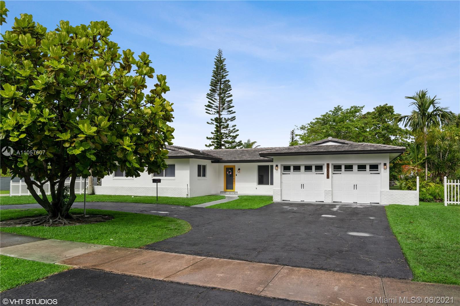 Photo 2 of 12520 107th Ave in Miami - MLS A11057607