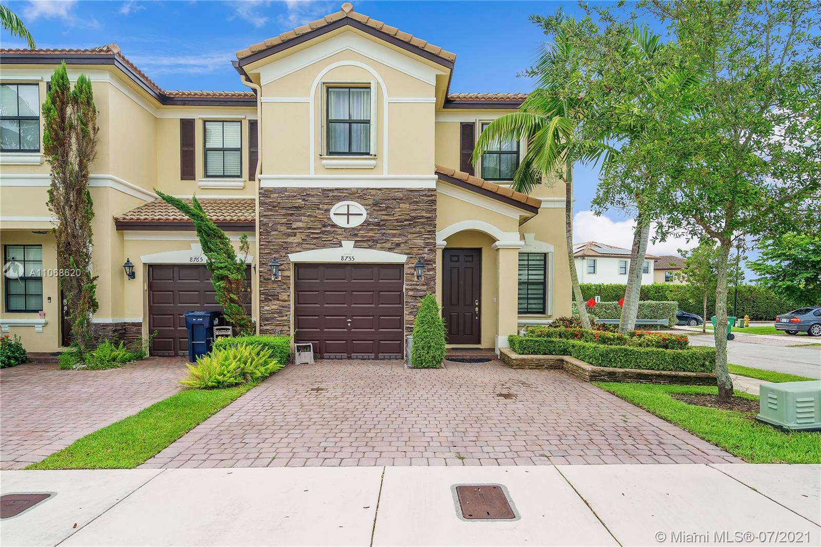 Casas con Piscina en Doral. En Venta, Comunidad, Vecindario