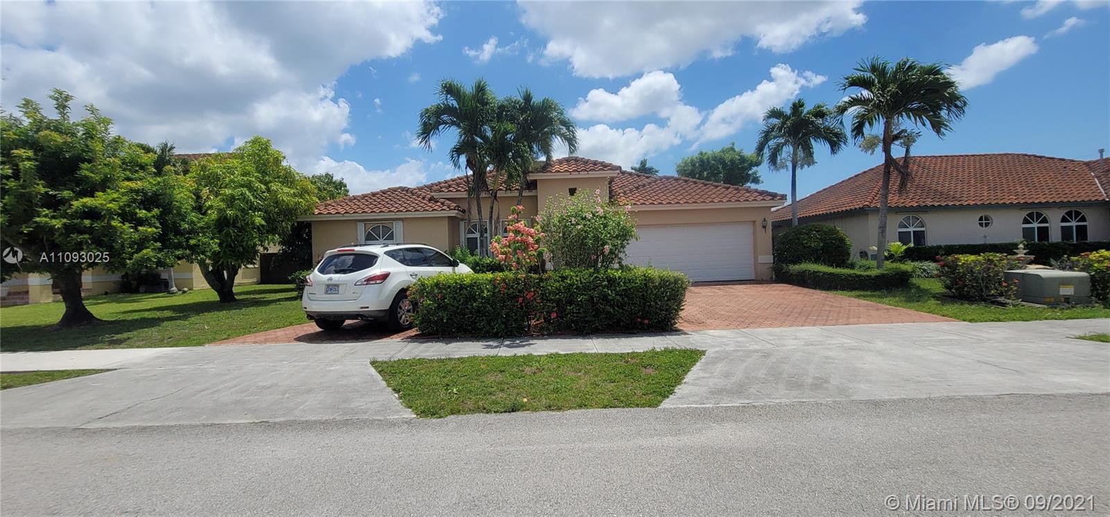 Casas con Piscina en Kendall. En Venta, Comunidad, Vecindario