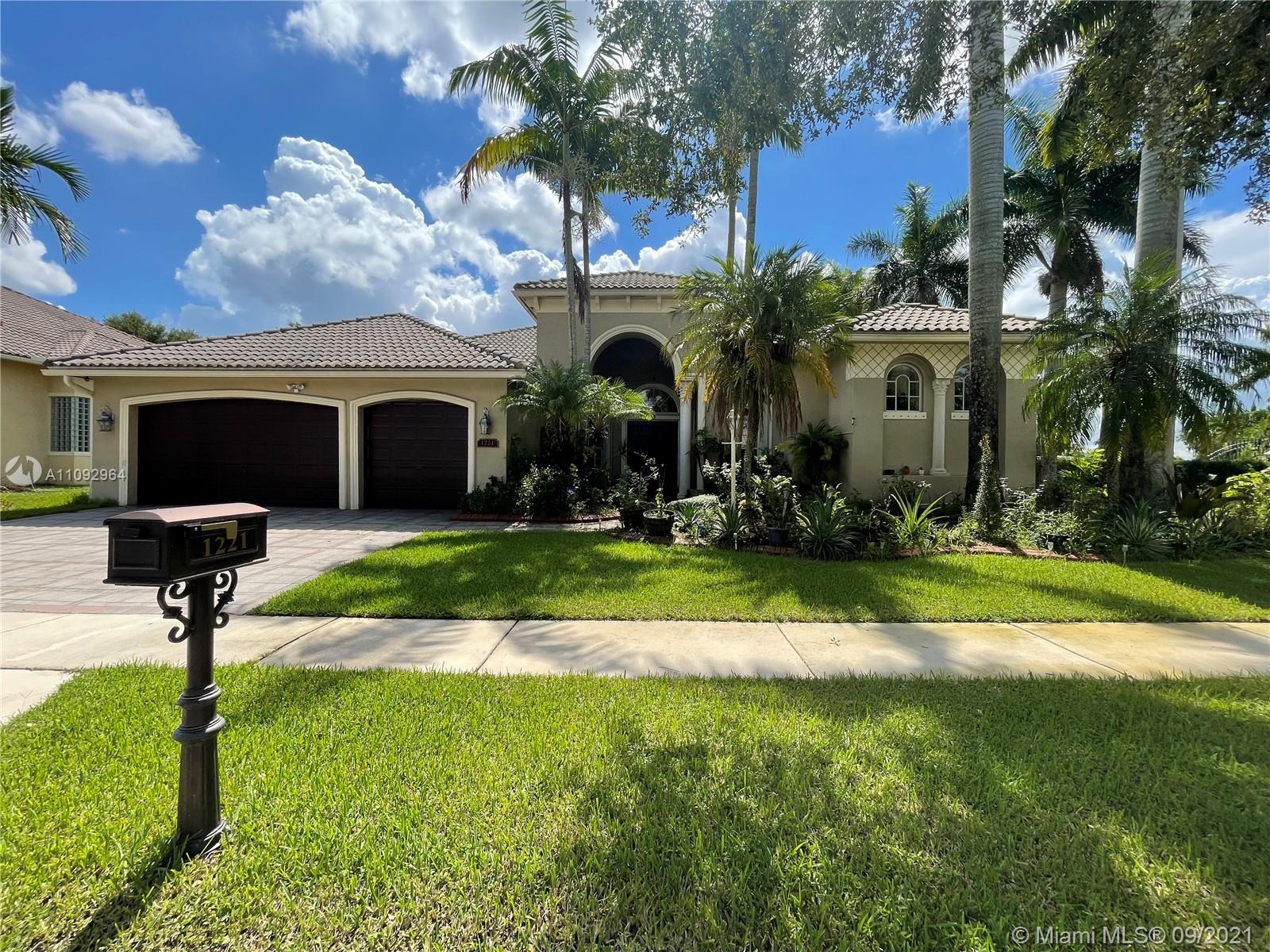 Casas con Piscina en Pembroke Pines. En Venta, Comunidad, Vecindario
