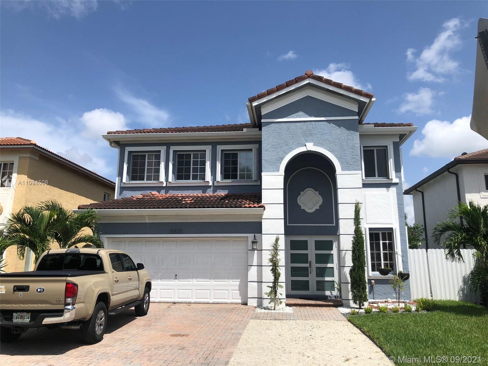Casas con Piscina en Kendall. En Venta, Comunidad, Vecindario