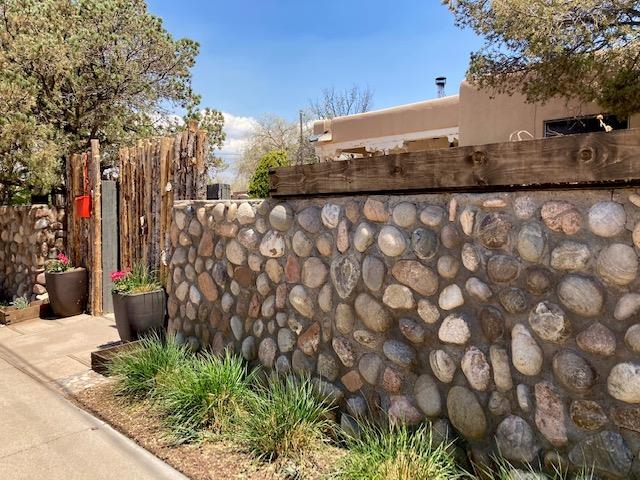 712 Oñate, Santa Fe, New Mexico 87505, 2 Bedrooms Bedrooms, ,3 BathroomsBathrooms,Residential,For Sale,712 Oñate,202201529