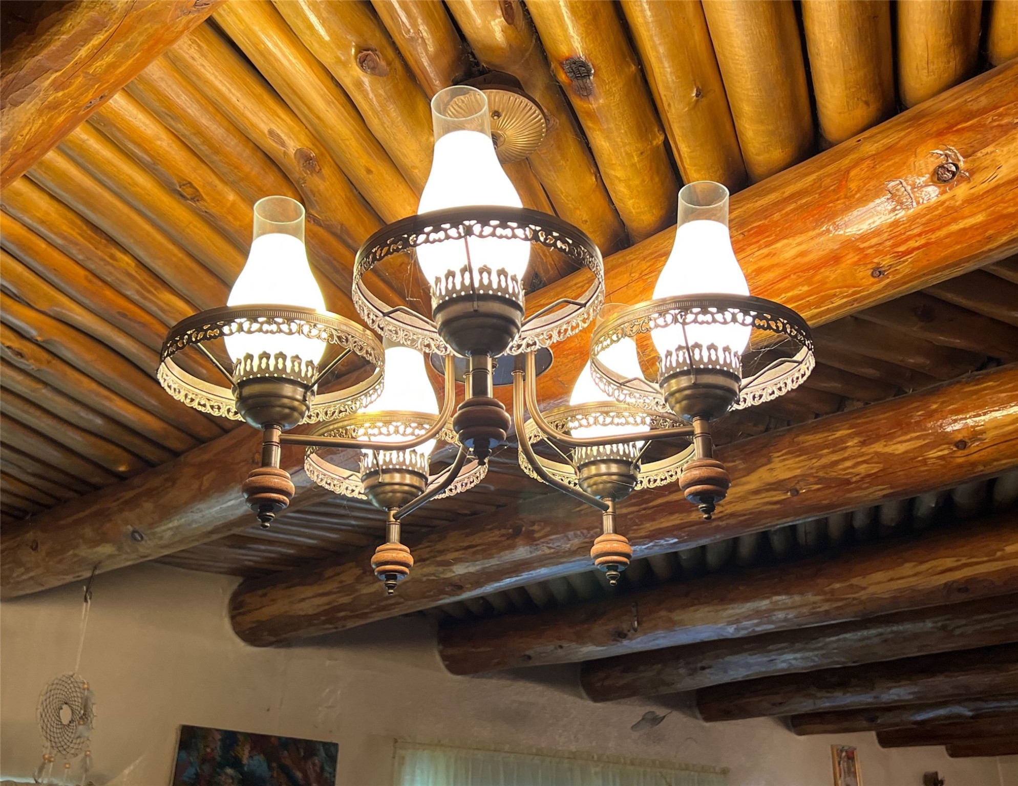 Beautiful Latillas and Vigas with original lighting from the 50's