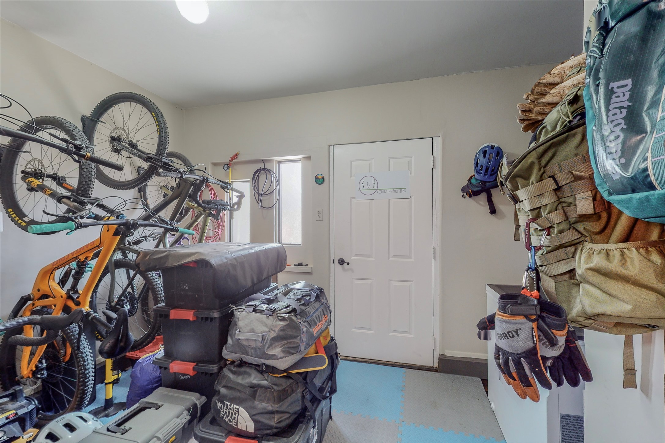 Mudroom, bikeroom, storage space with separate entrance