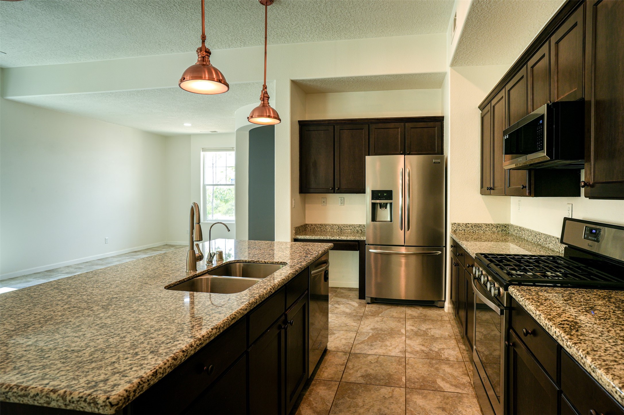 KITCHEN WITH STAINLESS STEEL APPLIANCES, GRANITE COUNTERTOPS & ISLAND COUNTER