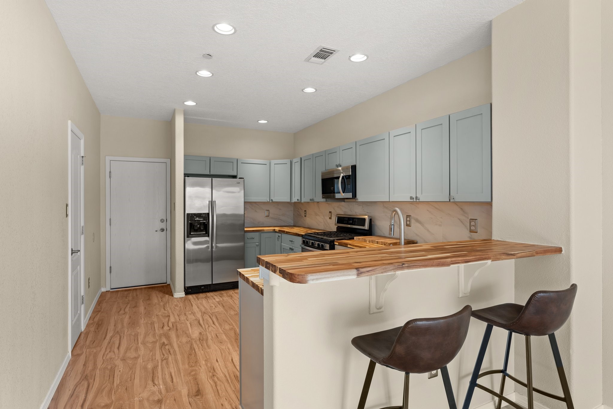 Kitchen eat-in bar, direct access to garage, pantry