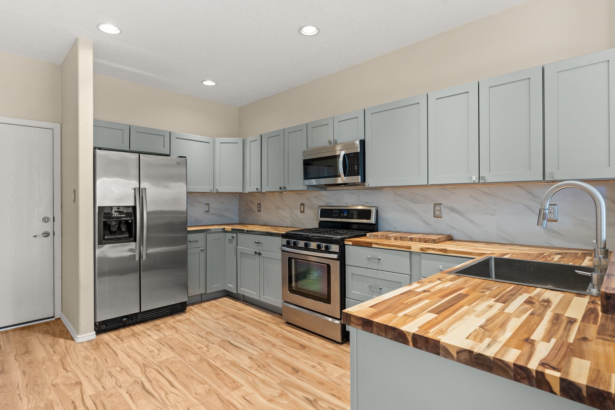 Kitchen, lotsw of cabinets, slow close hinges, butcher block counters